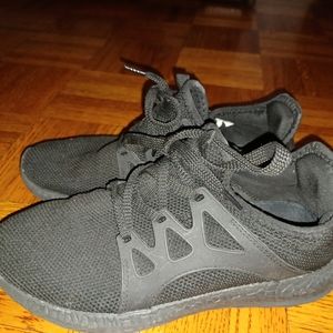 Black no name brand tennis shoes
